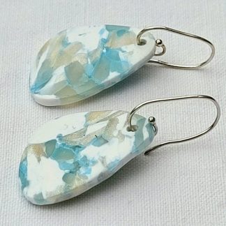 Bijou de créateur, des boucles d'oreilles toute en douceur, transparence, et délicatesse